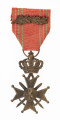 Odznaką Croix de Guerre jest krzyż równoramienny o wym. 3,8 x 3,8 cm. Ramiona krzyża matowe z obramowaniem, rozszerzają się od 0,5 do 1,7 cm, zakończone kulkami, z trójkątnym wcięciem. Pomiędzy ramionami skrzyżowane dwa miecze długości 3,5 cm. Medalion krzyża mocno uwypuklony z herbem Belgii (lew wspięty na tylych nogach). Przy górnym ramieniu przywieszka zawiasowo połączona z zamkniętą koroną ośmioramienną, zwieńczoną kulą z krzyżem. Korona w przekroju poziomym eliptyczna. W kulistym zwieńczeniu korony otwór z przełożonym kółkiem. Wstążka odznaczenia szerokości 3,8 cm czerwona z sześcioma zielonymi paskami i nałożoną  poziomo gałązką palmową.