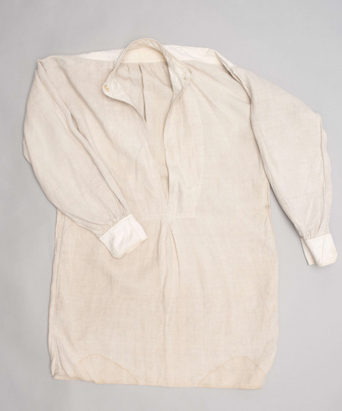 E/128/MRK/ML - Koszula lniana męska, biała, prosty i krótki kołnierzyk zapinany na 2 guziki, rękawy długie zapinane na 2 guziki. Dł. 101 cm, szer. 54 cm. Dł. rękawa 57 cm, szer. 20 cm, dł. mankietu 5 cm, szer. 11 cm. Z przodu koszuli rozcięcie  dł. 37 cm.  