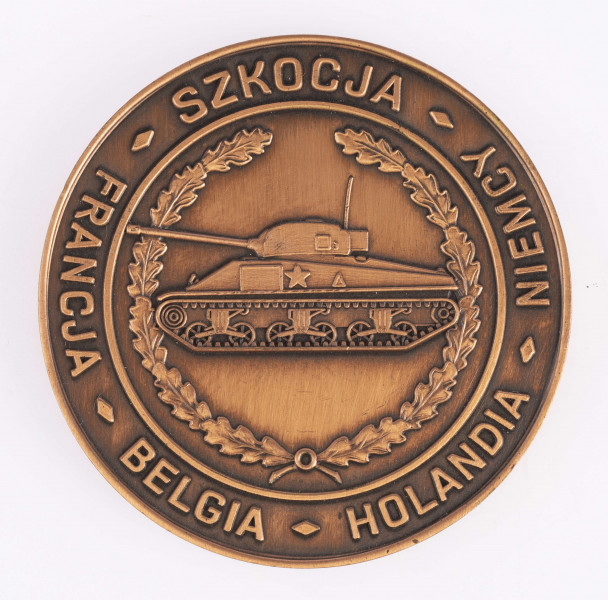 H/796/MRK/ML - Medal pamiątkowy bity w brązie, na awersie odznaka, w otoku napis 1. Polska Dywizja Pancerna 1942 - 1992. Na rewersie czołg Sherman w wieńcu z dębowych liści, w otoku nazwy państw: Szkocja, Francja, Belgia, Holandia, Niemcy.	
