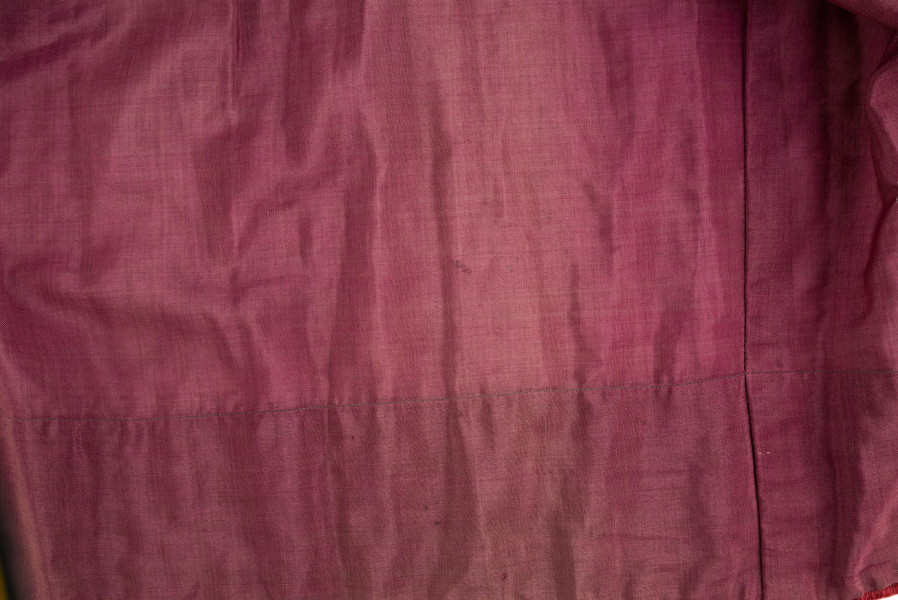 E/190/MRK/ML - Spódnica ze szczoteczką koloru biskupiego. Szyta ręcznie czarnymi nićmi. Spód obszyty szczoteczką. Obwód w pasie 67 cm. Obwód u dołu 322 cm. 