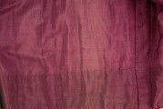 E/190/MRK/ML - Spódnica ze szczoteczką koloru biskupiego. Szyta ręcznie czarnymi nićmi. Spód obszyty szczoteczką. Obwód w pasie 67 cm. Obwód u dołu 322 cm. 