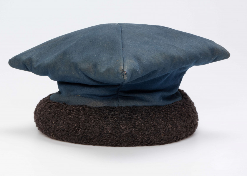 E/192/MRK/ML - Czapka rogatywka. Koloru niebieskiego z czarnym otokiem. Długość po przekątnej 30 cm. Szerokośc otoku 6,5 cm.