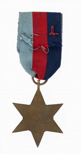 Odznaką jest sześcioramienna gwiazda średnicy 4,4 cm. Ramiona o gładkiej powierzchni z zaznaczoną wyrażnie osią centralną i lekkim spadkiem ku krawędziom. W środku koło  średnicy 1,7 cm, o gładkiej powierzchni z ozdobnymi literami GRI, poniżej  VI. W otoku napis: The 1939- -1945 Star. Nad GRI zamknięta korona Imperium Brytyjskiego.Rewers gwiazdy  gładki. Szczytowe ramię gwiazdy przechodzi w przywieszkę z kółkiem do przełożenia wstążki. Wstążka szerokości 3,2 cm, z trzema pionowymi paskami barwy (od lewej) granatowy, czerwony i niebieski.