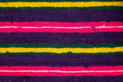 E/125/MRK/ML - Zapaska wełniana w różnokolorowe pasy, ułożone poziomo. Dł. zapaski 77 cm, szer. 98 cm, zszyta w środku. Kolory: fioletowy, niebieski, czerwony, biały, zielony, żółty, brązowy. Od góry 14 zakładek na nich naszyty lniany pasek szer. 1 cm, dł. 65 cm.