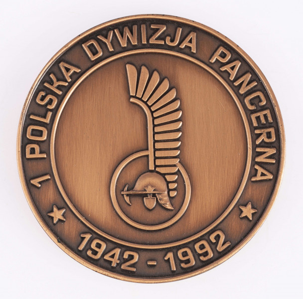 H/796/MRK/ML - Medal pamiątkowy bity w brązie, na awersie odznaka, w otoku napis 1. Polska Dywizja Pancerna 1942 - 1992. Na rewersie czołg Sherman w wieńcu z dębowych liści, w otoku nazwy państw: Szkocja, Francja, Belgia, Holandia, Niemcy.	
