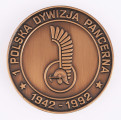 H/796/MRK/ML - Medal pamiątkowy bity w brązie, na awersie odznaka, w otoku napis 1. Polska Dywizja Pancerna 1942 - 1992. Na rewersie czołg Sherman w wieńcu z dębowych liści, w otoku nazwy państw: Szkocja, Francja, Belgia, Holandia, Niemcy.	
