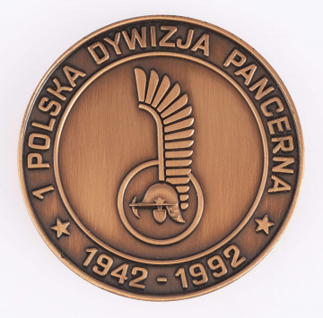 H/796/MRK/ML - Medal pamiątkowy bity w brązie, na awersie odznaka, w otoku napis 1. Polska Dywizja Pancerna 1942 - 1992. Na rewersie czołg Sherman w wieńcu z dębowych liści, w otoku nazwy państw: Szkocja, Francja, Belgia, Holandia, Niemcy.	
