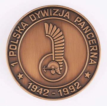 H/796/MRK/ML - Medal pamiątkowy bity w brązie, na awersie odznaka, w otoku napis 1. Polska Dywizja Pancerna 1942 - 1992. Na rewersie czołg Sherman w wieńcu z dębowych liści, w otoku nazwy państw: Szkocja, Francja, Belgia, Holandia, Niemcy.	
