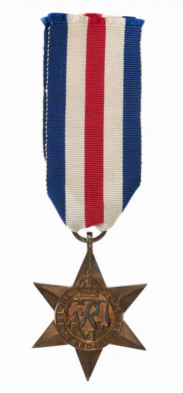 H/2049/MRK/ML - Odznaką jest sześcioramienna gwiazda o średnicy 4,4 cm. Ramiona gwiazdy o gładkiej powierzchni z wyrażnie zaznaczoną osią centralną i lekkim spadkiem ku krawdziom. w środku koło średnicy 1,7 cm o gładkiej, lekko wypukłej powierzchni z ozdobnymi literami GRI poniżej VI. W otoku napis: THE FRANCE AND GERMANY STAR. Nad napisem zamknięta korona, wchodząca na szczytowe ramię gwiazdy, zakończone uszkiem z pierścieniem. Rewers gwiazdy płaski. Wstążka szerokości 3,2 cm 5 pasków w 3 kolorach: od krawędzi - niebieskie, dalej białe i w środku pas czerwony. 