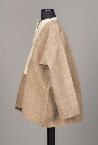 E/476/MRK/ML - Koszula męska. Uszyta z lnianego szarego płótna, krój prosty, rękaw długi, z przodu wstawka z białego płótna o długości 30 cm.