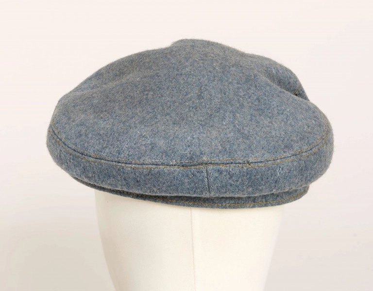 Czapka maciejówka z sukna hechtgrau, w orłem Legionów Polskich 1914 - 1916 oraz rozetą i paskiem oficerskim Polskiej Siły Zbrojnej 1917 - 1918