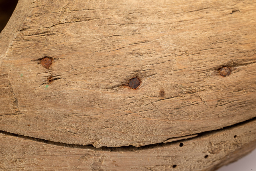 E/13/MRK/ML - Drewniaki dłubane, para. Długość 31 cm. Zrobione z dwóch kawałków drewna zbitych gwoździami. Z boku otwory do wiązania.