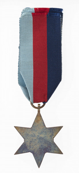 H/2048/MRK/ML - Odznaką jest gwiazda sześcioramienna średnicy 4,4 cm. Ramiona gwiazdy o gładkiej powierzchni z zaznaczoną wyraźnie osią centralną i lekkim spadkiem ku krawędziom. W środku koło średnicy 1,7 cm, o gładkiej, lekko wypukłej powierzchni z ozdobnymi literami GRI, poniżej VI. W otoku napis: THE 1939 - 1945 STAR. Nad napisem zamknięta korona, wchodząca na szczytowe ramię gwiazdy zakończone uszkiem z pierścieniem. Rewers odznaczenia gładki.