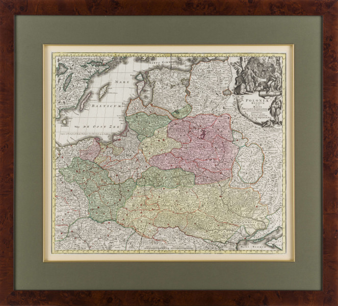 Miedzioryt kolorowany (odcienie czerwieni, zieleni, żólci), odbitka nie przebiega równolegle do krawędzi arkusza. Na dole pośrodku dwie podziałki liniowe: (Milliaria Germanica Communia; Milliaria Polonica Comunia) ; Wokół mapy ramka stopniowa, południki i równoleżniki oznaczone co 1°.Tytuł w prawym górnym rogu w obramieniu wici roślinnej. Nad tytułem kompozycja figuralna. Pośrodku herb Augusta II - tarcza z pięciodzielnym polem, na której Orzeł i Pogoń, pośrodku herb saski. Nad tarczą Orzeł w koronie. Po bokach herbu postacie alegoryczne: hodowla, rolnictwo i myślistwo.
Stan piąty, w tym przypadku najcennieszy, dzięki dodatkowej sygnaturze.
Napisy, p.g.: POLONIAE | REGNUM | UT ET | MAGNI | DUCATUS LITHUALNIAE.| ACCURATISS. DELINEATIONE. |REPRASENTAT. | OPERA ET STUDIO | MATTH. SEUTTERI. | SAC. CAES. MAJ. GEOGR.AUG.
Niżej: Cum Gr. et. Pr. S.R.I.Vicariatg, in / partibg Rheni, Svevice, et/ Juris Franconia.
Mapa sklejona pionowo z dwóch arkuszy papieru, oprawiona w zielone passe-partout, szkło i wąską brązową ramkę. 