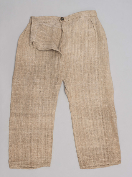 E/478/MRK/ML - Kalesony uszyte z lnianego płótna o nieregularnym splocie, krój prosty, w pasie wszyta oszewka o szerokości 3 cm, szwy tzw. 