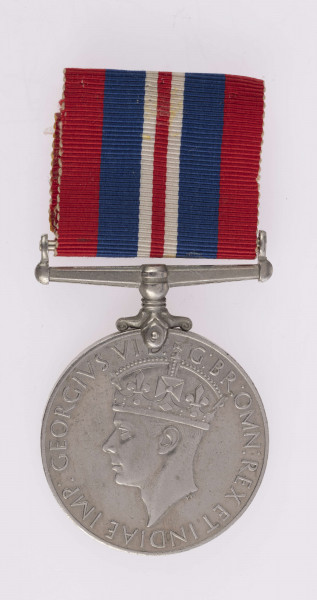 H/2465/MRK/ML - Odznaką jest medal bity w miedzioniklu, z profilem głowy króka Jerzego VI w koronie na awersie i z lwem pokonującym smoka oraz datami 1939-1945 na rewersie.

