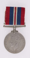H/2465/MRK/ML - Odznaką jest medal bity w miedzioniklu, z profilem głowy króka Jerzego VI w koronie na awersie i z lwem pokonującym smoka oraz datami 1939-1945 na rewersie.
