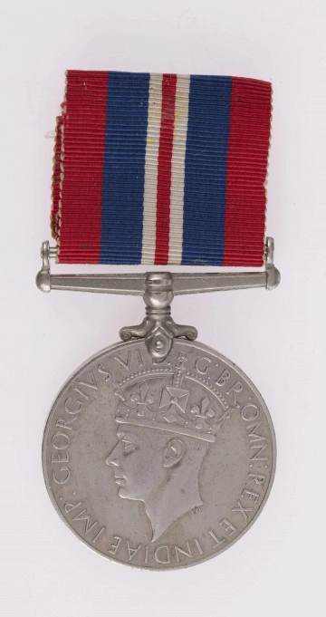H/2465/MRK/ML H/2465/MRK/ML - Odznaką jest medal bity w miedzioniklu, z profilem głowy króka Jerzego VI w koronie na awersie i z lwem pokonującym smoka oraz datami 1939-1945 na rewersie.