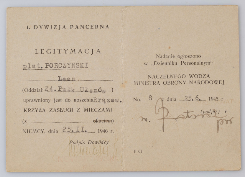 H/2470/MRK/ML - Legitymacja nr 320 nadania Krzyża Zasługi z Mieczami wydrukowana na szarym kartonie, składana na pół, z danymi personalnymi wpisanymi na maszynie. Legitymację wystawiono 25.02.1946 roku na terenie okupowanych Niemiec. 9,8 x13,8 cm
