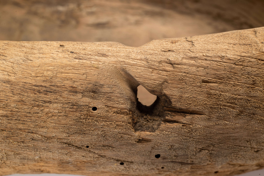 E/13/MRK/ML - Drewniaki dłubane, para. Długość 31 cm. Zrobione z dwóch kawałków drewna zbitych gwoździami. Z boku otwory do wiązania.