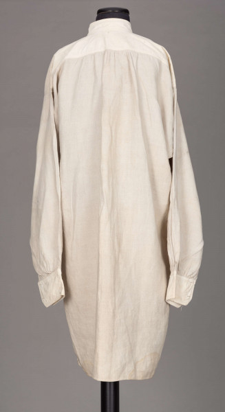 E/128/MRK/ML - Koszula lniana męska, biała, prosty i krótki kołnierzyk zapinany na 2 guziki, rękawy długie zapinane na 2 guziki. Dł. 101 cm, szer. 54 cm. Dł. rękawa 57 cm, szer. 20 cm, dł. mankietu 5 cm, szer. 11 cm. Z przodu koszuli rozcięcie  dł. 37 cm.  