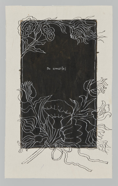 ilustracja - Przedstawienie konturowe dużych kwiatów, widocznych u góry i u dołu kompozycji (dolne przewiązane wstążką), na tle czarnego prostokąta, w którego środkowej części widnieje napis: ,,Do umarłej''. Poza prostokątem tło - niepomalowane płótno. Wewnątrz czarnego prostokąta linie rysunku i liter białe, linie niewielkich części kompozycji wykraczających poza krawędzie prostokąta - czarne.Spod czarnego tła prześwituje brązowa farba oraz szkic ołówkiem.
