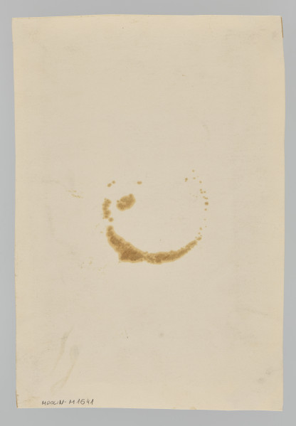 ilustracja - Przedstawienie w barwach czarnych, brązowych i bieli dwóch rzędów słupów ogrodzenia: przedniego i tylnego. Są to słupy pionowe, wygięte u szczytu - trzy po lewej z pierwszego rzędu są wygięte ku prawej stronie kompozycji, trzy po prawej ku lewej. W rzędzie tylnym, widocznym w mocnym oddaleniu, takie samo lustrzane odbicie kompozycji: ukazane cztery słupy po lewej, wygięte ku prawej, i cztery po prawej, wygięte ku lewej. Pomiędzy rzędami przednim i tylnym brązowa ziemia (niejednolita, z miejscami jaśniejszymi), a pośrodku jasna droga, ujęta perspektywicznie, na wprost. Nad nią znad horyzontu widoczny czarny (wewnątrz) i szaro-brązowy (w partiach zewnętrznych) dym, falujący i nieco szerszy w dolnych częściach, przesłaniający jasne koło (słońce), które znajduje się pośrodku szerokości dymu, u dołu.Scenę obramowuje namalowana prostokątna czarna ramka, u góry i po bokach o dość równej szerokości, u dołu o większej. Jej wewnętrzne krawędzie są proste, zewnętrzne, zwłaszcza górna i dolna, nieregularne.