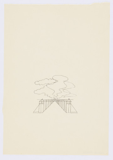 ilustracja - Rysunek czarnym piórkiem, konturowy i schematyczny, przedstawiający perspektywicznie ujętą przestrzeń, widzianą na wprost: z przodu dwie wieże – po lewej i po prawej – za którymi ciągną się pionowe a wygięte u góry do wewnętrznej części przestrzeni słupy; przestrzeń wewnątrz, pomiędzy tak ujętym jej ogrodzeniem, jest trójkątna, obie strony, prawa i lewa, są ukazane jakby swoim lustrzanym odbiciem. Z górnego wierzchołka trójkąta – a więc punktu najdalszego od strony widza - wydobywa się dym, kłęby dymu wypełniają górną połowę kompozycji. Dym ukazany jako kilka chmur, których linie miejscowo nachodzą na siebie.     Praca na kremowym półtransparentnym papierze, z oderwaną górną i lewą krawędzią, zwłaszcza po prawej u góry - oderwaną nierówno.