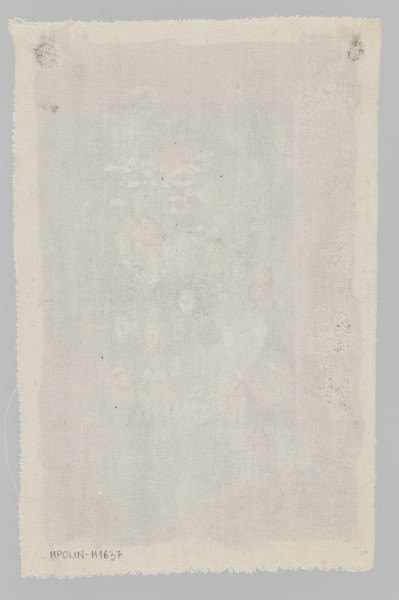 ilustracja - Przedstawienie kobiet z instrumentami muzycznymi, widocznych w nieregularnych pięciu-sześciu rzędach, namalowanych bez zastosowania perspektywy. Postacie przedstawione głównie w tonacji bieli, objęte w najczęściej brązowe, rzadziej szare, czarne kontury, mają też takimi liniami zarysowane elementy twarzy i instrumentów. W pierwszym, najniższym rzędzie widoczne bębny (osoby przy nich mają również pałki skierowane ku dołowi), a pośrodku kobieta z instrumentem smyczkowym. Po bokach i po lewej u góry - szare tło, niewykończone (krańce pozostawione jako smugi, poza którymi inne - brązowe, czarne - tło).Scenę obramowuje namalowana prostokątna, głównie brązowa ramka, u góry i po bokach o dość równej szerokości, u dołu o większej. Jej wewnętrzne krawędzie są proste, zewnętrzne w dużej mierze nieregularne (zwłaszcza przy rogach krawędzi zewnętrznych namalowanej ramy). Na ramie - w prawej części i na dolnej - mocne smugi czerni.Kompozycja obrazu w kształcie pionowego prostokąta została wyznaczona za pomocą linii ołówkiem