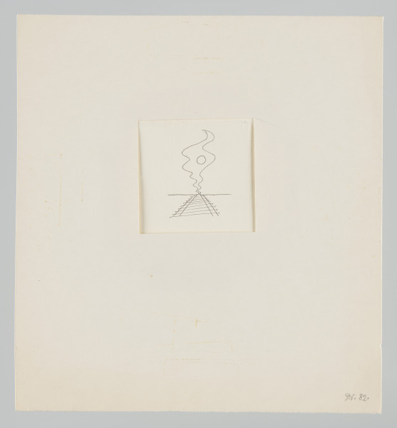 ilustracja - Rysunek czarnym piórkiem na kremowym, półtransparentnym papierze: tory, narysowane niewielką liczbą kresek, w ujęciu perspektywicznym, na wprost. Każdy z podkładów torów narysowany pojedynczą poziomą, nieco ukośną kreską, zakończoną z obu stron krótką kreską skierowaną ku dołowi. W miejscu zetknięć torów z linią horyzontu widoczny jest dym, w jego środku okrąg (słońce); dym narysowany pojedynczymi kreskami.