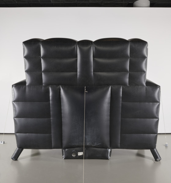 Instalacja artystyczna w formie wielkogabarytowego ciemnobrązowego balonu w kształcie i o przeskalowanych wymiarach kredensu. Na nim farbą akrylową zostały naniesione detale mebla. Obiekt ma wbudowaną pompę tłoczącą i wypompowującą powietrze, dzięki czemu napełnia się do maksymalnych wymiarów i zmniejsza.