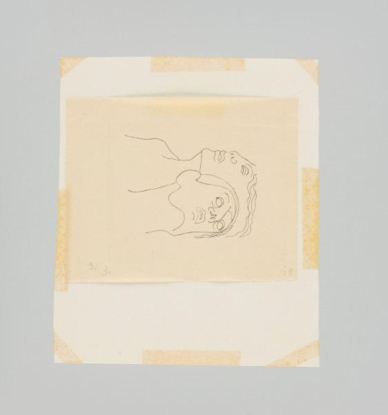 ilustracja - Przedstawienie czarnym piórkiem, na półtransparentnym kremowym papierze, konturowe, dwóch ludzkich głów, leżących. Znajdująca się bliżej widza została ukazana w trzech czwartych, razem z szyją, nieco dalsza - w profilu, ujęta z szyją i ramieniem. Oczy otwarte (nienarysowane źrenice), usta uchylone; głowa znajdująca się bardziej z przodu - z krótkimi włosami, z tyłu - z długimi, które zostały zasygnalizowane faliście opadającymi liniami zamykającymi prawą kompozycję.