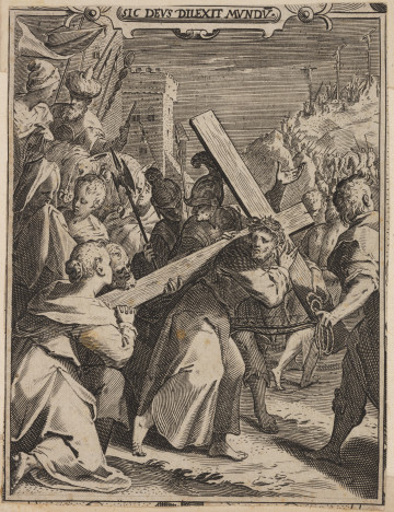 MNS/Graf/1659 scena biblijna - Jezus dźwigający krzyż - ujęcie z przodu; Odbitka w układzie pionowym wykonana czarną farbą drukarską na prostokątnym arkuszu cienkiego papieru czerpanego. Arkusz obcięto wzdłuż ramki przedstawienia - brak bordiury i innych elementów zdobniczych odbitki. Na pierwszym planie Jezus w sukni i płaszczu, w koronie cierniowej na głowie, idący równiną poza murami Jerozolimy, pochylający się pod ciężarem krzyża, który dźwiga na lewym ramieniu. Uwiązany do sznura ciągniętego przez rzymskiego sługę, Jezus ogląda się za siebie w stronę swej Matki przyklękającej ze złożonymi rękami, za którą widać dwie postacie kobiece. Długie ramię krzyża podtrzymuje Szymon Cyrenajczyk. Jeden z dwójki żołnierzy rzymskich, rozmawiających w cieniu za krzyżem, wskazuje wzniesienie widoczne w prawym, górnym rogu ryciny. Drogą wiodącą stokiem na szczyt góry porusza się piechota, a za nią kawaleria. Na szczycie, na trzech krzyżach, wiszą skazańcy. Po lewej stronie ryciny, w głębi, za jadącymi konno duchownymi żydowskimi i wojskiem rzymskim, dźwigającym signum (sztandar) i włócznie, widoczne są wysokie mury miasta z wieżą zwieńczoną blankami. Górny brzeg przedstawienia zdobi rollwerkowy kartusz z tytułem majuskułą: SIC DEVS DILEXIT MVNDV.