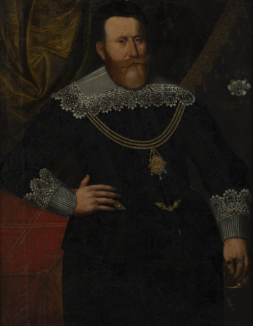 MNS/Szt/1164 Portret Adama Rubacha - ujęcie z przodu; Portret mężczyzny w ujęciu do kolan w dworskim stroju z czarnej tkaniny z koronkowymi mankietami i kołnierzem, z jedną ręką wspartą na biodrze, a drugą na rękojeści rapiera.
Mężczyzna w sile wieku, z rudą brodą i wąsami ukazany został w ujęciu do kolan, z jedną ręką wspartą na biodrze, a drugą na rękojeści rapiera. Odziany jest w strój charakterystyczny dla dworskiej mody lat 20. i 30. XVII w. – obcisły wams z szeroką, wieloczęściową baskiną oraz podkreślające biodra bufiaste spodnie. Ubiór wykonany z czarnej tkaniny z floralnym wzorem zdobiony jest pasmanteryjnymi taśmami i guzami w tym samym kolorze. Szeroki wykładany kołnierz oraz mankiety wykończone są białą koronką igłową typu reticella. Na czerni kaftana efektownie prezentuje się potrójny złoty łańcuch o splocie pancerzowym, z medalionem portretowym w biżuteryjnej oprawie, a także złote okucia pasa i pendentu podtrzymującego rapier. Na lewej dłoni widoczne są pierścienie: na kciuku – duży sygnet w ośmiobocznej oprawie, a na palcu wskazującym – pierścień z płaskim, opalizującym, ośmiobocznym kamieniem oraz dwie obrączki.
Mężczyzna został sportretowany na tle złocistej, malowniczo udrapowanej tkaniny, obszytej szeroką złotą koronką z chwostami. Po lewej stronie widoczny jest fragment kwadratowego stołu przykrytego czerwoną tkaniną w proste złote wzory. Przy prawej krawędzi obrazu, w górnej części widnieje herb Rubachów z trzema trójlistnymi roślinami na niebieskim tle i trzema złotymi kłosami w klejnocie; przy nim inicjały: „A” po lewej stronie, „R.D.” po prawej.