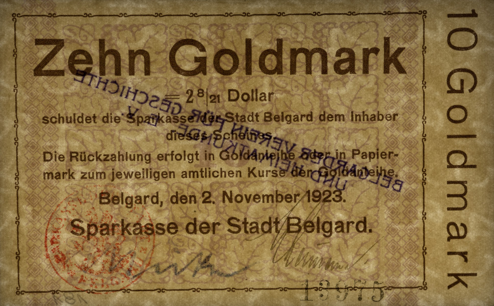 10 złotych marek - Ujęcie z przodu; Na liliowym poddruku-tle brązowy nadruk. Napis: Zehn Goldmark/ =2 8/21 Dollar/ schuldet die Sparkasse der Stadt Belgard dem Inhanber/ dieses Scheines./ Die Rückzahlung erfolgt in Goldanleihe oder in Papier-/ mark zum jeweiligen amtlichen Kurse der Goldanleihe./ Belgard, den 2. November 1923./ Sparkasse der Stadt Belgard. Poniżej podpisy. Po lewej czerwona pieczęć tuszowa magistratu, po prawej czarny numer seryjny 13975. Po prawej prostopadle do druku pola banknotu nominał: 10 Goldmark.