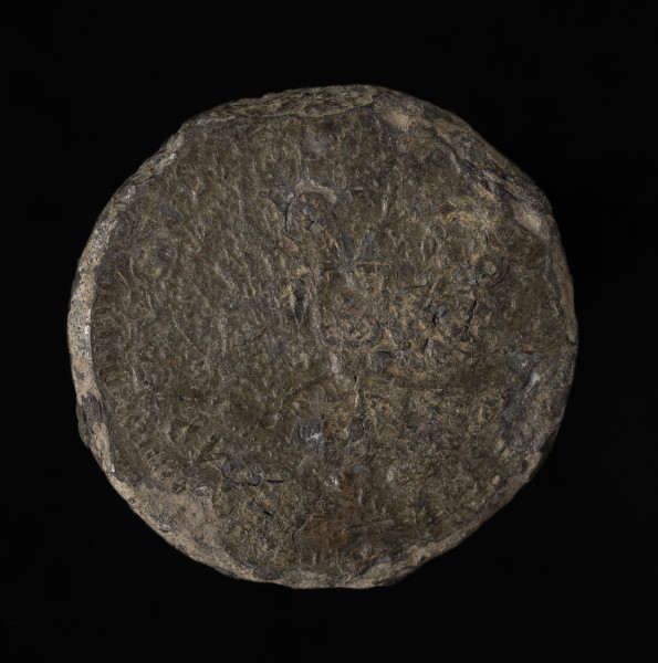 1 uncja cyny - awers; Na awersie, w obwódce z drobnych kreseczek bardzo słabo czytelny dwugłowy orzeł cesarski pod koroną. Napis otokowy nieczytelny. Obwódka zewnętrzna kreskowa.