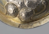 nautilus - detal; punca znak na brzegu stopy z lewej strony w czwórliściu monogram z pięcioramienną gwiazdką nad nim, obok z prawej litery MW