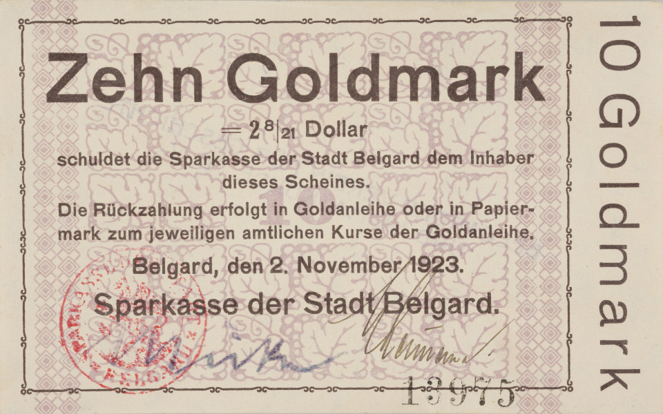 10 złotych marek - Ujęcie z przodu; Na liliowym poddruku-tle brązowy nadruk. Napis: Zehn Goldmark/ =2 8/21 Dollar/ schuldet die Sparkasse der Stadt Belgard dem Inhanber/ dieses Scheines./ Die Rückzahlung erfolgt in Goldanleihe oder in Papier-/ mark zum jeweiligen amtlichen Kurse der Goldanleihe./ Belgard, den 2. November 1923./ Sparkasse der Stadt Belgard. Poniżej podpisy. Po lewej czerwona pieczęć tuszowa magistratu, po prawej czarny numer seryjny 13975. Po prawej prostopadle do druku pola banknotu nominał: 10 Goldmark.