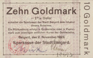 10 złotych marek - Ujęcie z przodu; Na liliowym poddruku-tle brązowy nadruk. Napis: Zehn Goldmark/ =2 8/21 Dollar/ schuldet die Sparkasse der Stadt Belgard dem Inhanber/ dieses Scheines./ Die Rückzahlung erfolgt in Goldanleihe oder in Papier-/ mark zum jeweiligen amtlichen Kurse der Goldanleihe./ Belgard, den 2. November 1923./ Sparkasse der Stadt Belgard. Poniżej podpisy. Po lewej czerwona pieczęć tuszowa magistratu, po prawej czarny numer seryjny 13975. Po prawej prostopadle do druku pola banknotu nominał: 10 Goldmark.