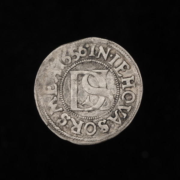 Szeląg podwójny - rewers; Na rewersie monogram DS. W perełkowym otoku napis: IN·IEHOVA·SORS·MEA·1656· (w Bogu mój los).