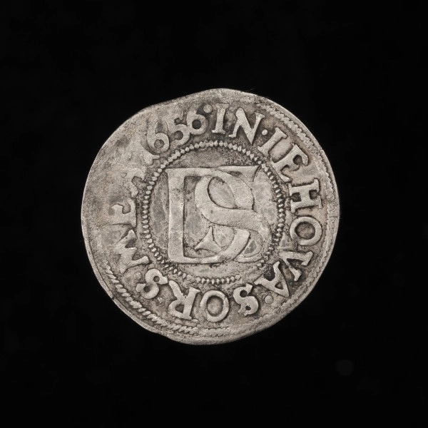 Szeląg podwójny - rewers; Na rewersie monogram DS. W perełkowym otoku napis: IN·IEHOVA·SORS·MEA·1656· (w Bogu mój los).