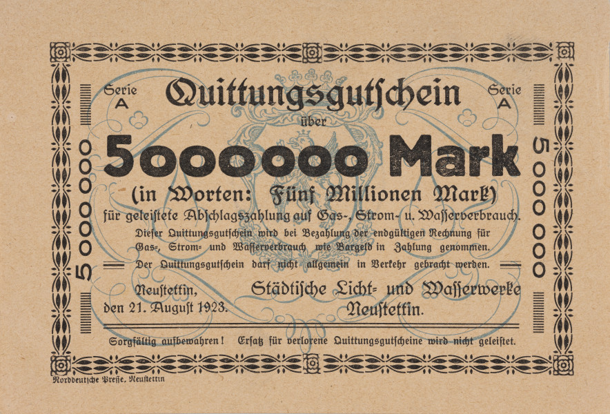 5 milionów marek - Ujęcie z przodu; Na błękitnym poddruku z ukoronowaną tarczą herbową Szczecinka otoczoną giętymi liniami, wydrukowany czcionką gotycką czarny napis: Quittungsgutschein/ über/ 5 000 000 Mark/ (in Worten: Fünf Millionen Mark)/ für geleistete Abschlagszahlung auf Gas-, Storm-, Wasserverbrauch./ Dieser Quittyngsgutschein wird bei Bezahlung der entgültigen Rechnung für/ Gas-, Storm-, Wasserverbrauch wie Bargeld in Zahlung genommen./ Der Quittunggutschein darf nicht allgemein in Verkehr gebraucht werden. Niżej po lewej stronie napis: Neustettin/ den 21. August 1923., a po prawej stronie: Städische Licht=, und Wasserwerke/ Neustettin. Poniżej w odcinku napis: Sorgfältig aufbewahren! Ersatz für verlorene Quittungsgutscheine wird nicht geleistet! W górnych narożnikach oznaczenie: Serie/ A. Całość obwiedziona ramką z motywem graficznym i rozetkami w narożach. Przy lewej dolnej krawędzi bonu sygnatura producenta: Norddeutsche Presse, Neustettin. Papier bonu w kolorze blado-różowym.