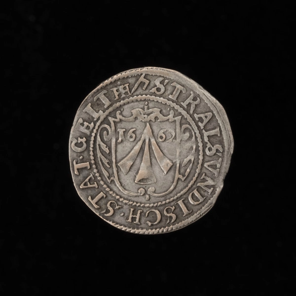 1/24 talara (grosz) - awers; Na awersie w ozdobnej tarczy herbowej strzała z datą 16-66. W perełkowej otoku napis: STRALSVNDISCH·STAT·GELT·HIH