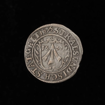 MNS/N/6098 1/24 talara (grosz) - awers; Na awersie w ozdobnej tarczy herbowej strzała z datą 16-66. W perełkowej otoku napis: STRALSVNDISCH·STAT·GELT·HIH