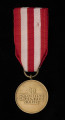 Medal Zwycięstwa i Wolności - Rewers: centralnie czterowierszowy napis (majuskułą): RP / ZWYCIĘSTWO / i WOLNOŚĆ / 9.V.1945. Wiersze napisu podkreślone poziomymi kreskami. Krawędź obustronnie płasko podniesiona. Zawieszenie z przylutowanego uszka i przewleczonego, zlutowanego kółeczka z gładkiego drutu. Wstążka z czerwonego rypsu.
