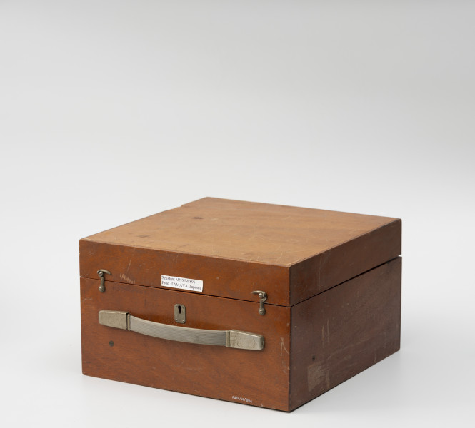 Sekstant Tamaya o numerze seryjnym 36247 z lunetką, przeziernikiem i skrzynką. - Ujęcie z przodu; W zamkniętym drewnianym pudełku sekstant z lunetką i przeziernikiem.