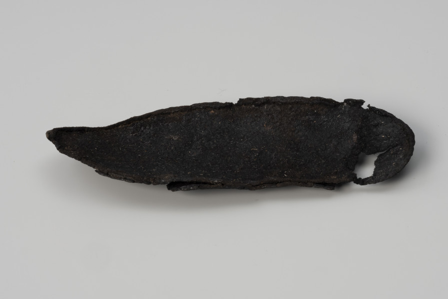 Podeszwa - ujęcie z góry; Podeszwa jednoczęściowa z krzywizną od strony wewnętrznej z zaokrągloną piętą i owalnym noskiem. Z dookolnymi śladami szycia ściegiem dwuigłowym. Nad piętą ślady noszenia.