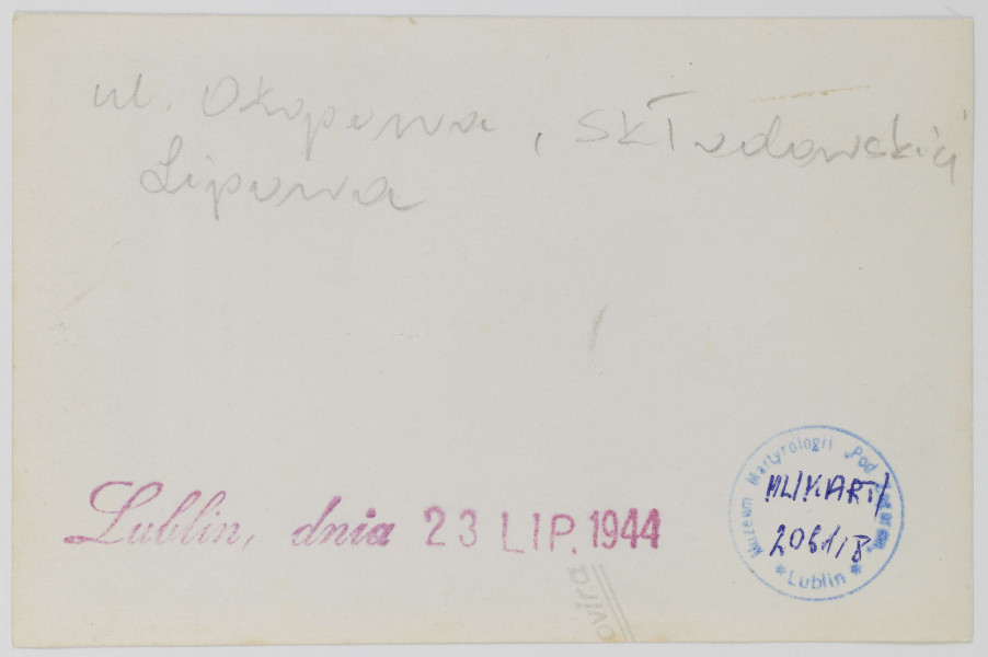 Fotografia - fotokopia ulicy Skłodowskiej (widok z ul. Okopowej) zimą z czasów okupacji wykonana ze zdjęcia oryginalnego, opatrzona pieczątką `Lublin, dnia 23 LIP 1944` i napisem (ołówkiem) `ul. Okopowa, Skłodowskiej, Lipowa`.