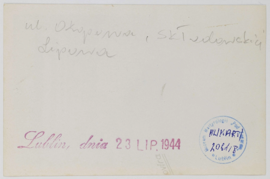 Fotografia - fotokopia ulicy Skłodowskiej (widok z ul. Okopowej) zimą z czasów okupacji wykonana ze zdjęcia oryginalnego, opatrzona pieczątką `Lublin, dnia 23 LIP 1944` i napisem (ołówkiem) `ul. Okopowa, Skłodowskiej, Lipowa`.