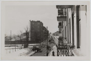 Fotografia - fotokopia ulicy Skłodowskiej (widok z ul. Okopowej) zimą z czasów okupacji wykonana ze zdjęcia oryginalnego, opatrzona pieczątką `Lublin, dnia 23 LIP 1944` i napisem (ołówkiem) `ul. Okopowa, Skłodowskiej, Lipowa`.